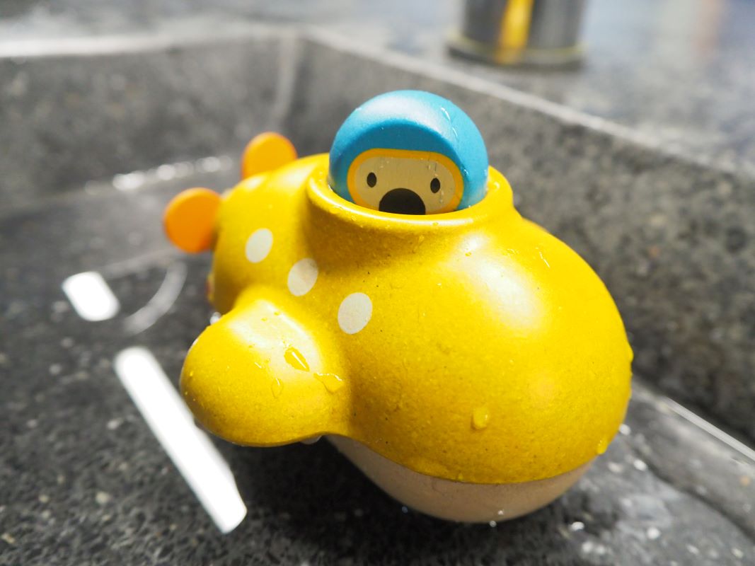 Submarine bath toy